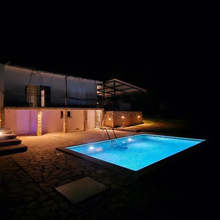 בית נופש Awesome Home In Ervenik