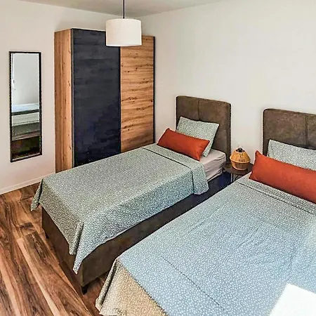 בית נופש Awesome Home In Ervenik