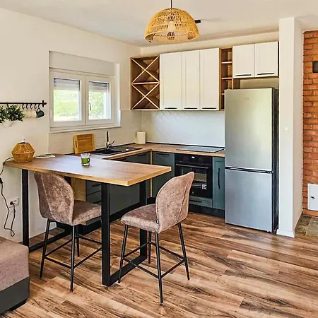 בית נופש Awesome Home In Ervenik